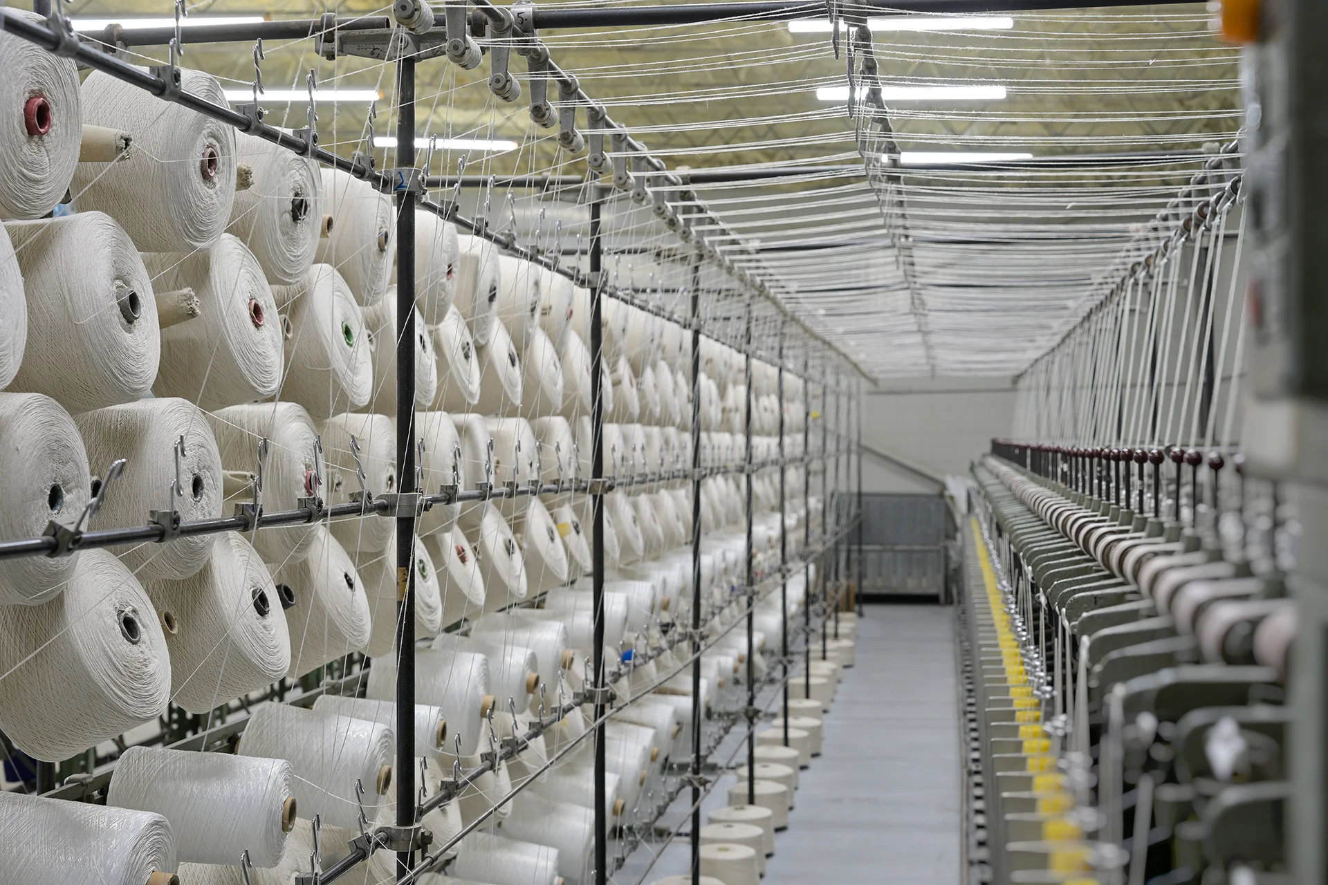 Unitatea de producție Cavvas, coridor cu bobine de fire